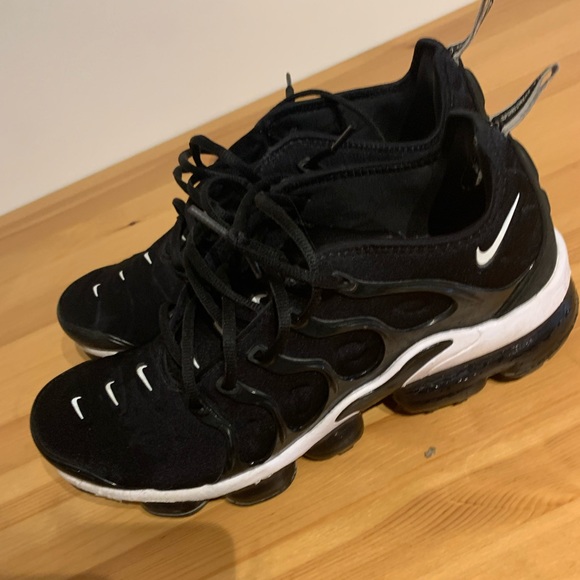 Vapormax black and white Size 10 - Picture 2 of 7